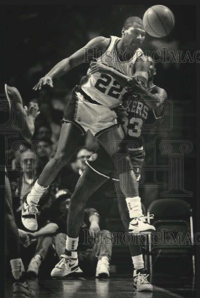 1989 Press Photo Ricky Pierce of the Milwaukee Bucks playing in basketball game- Historic Images