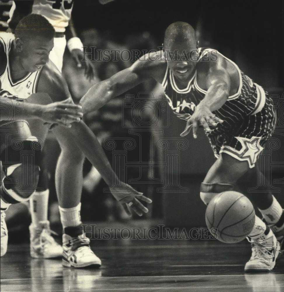1989 Press Photo Milwaukee Bucks & Orlando Magic basketball game - mjt20708- Historic Images