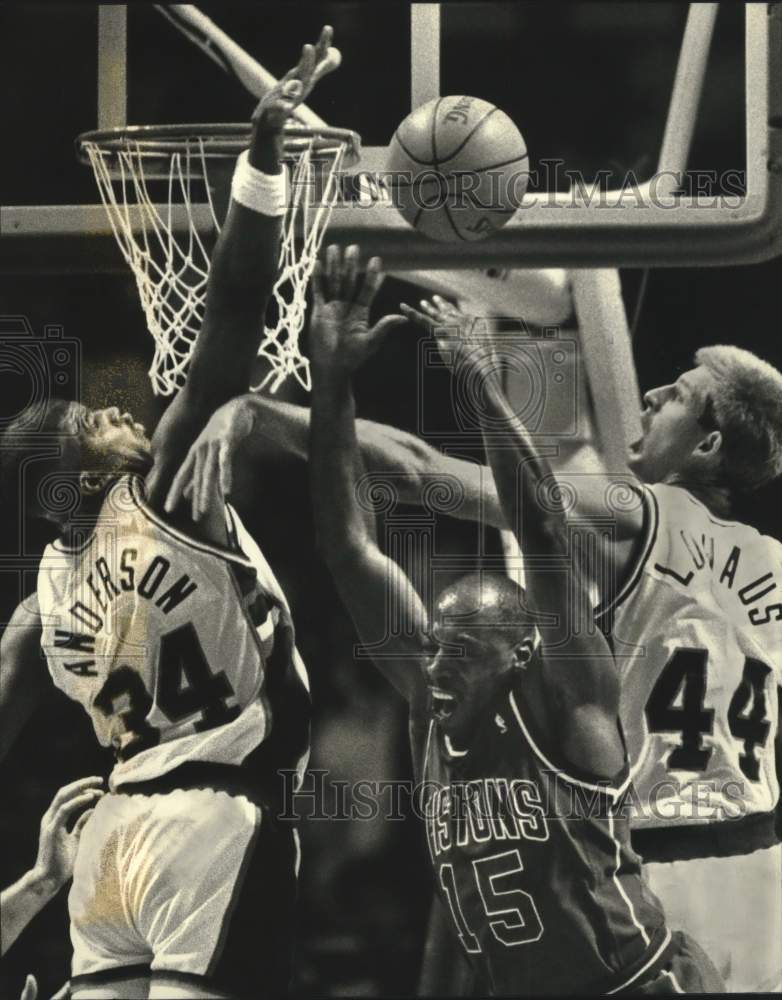 1990 Press Photo Vinne Johnson of Detroit loses the ball against Bucks players - Historic Images