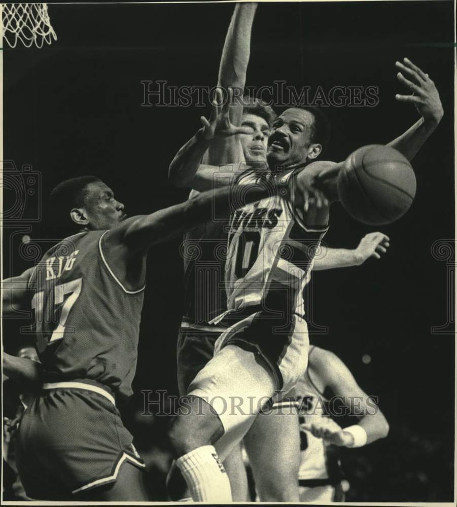 1988 Press Photo Milwaukee Bucks &amp; Philadelphia basketball game at the Arena- Historic Images