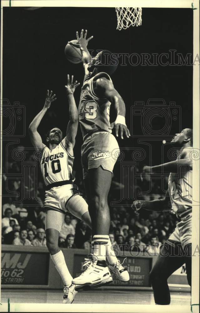 1988 Press Photo Milwaukee Bucks basketball game against Sacremento - mjt20722- Historic Images