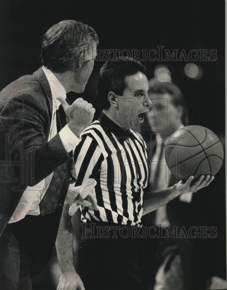 1989 Press Photo Marquette coach Dan Dukiet argues with official on noncall.- Historic Images