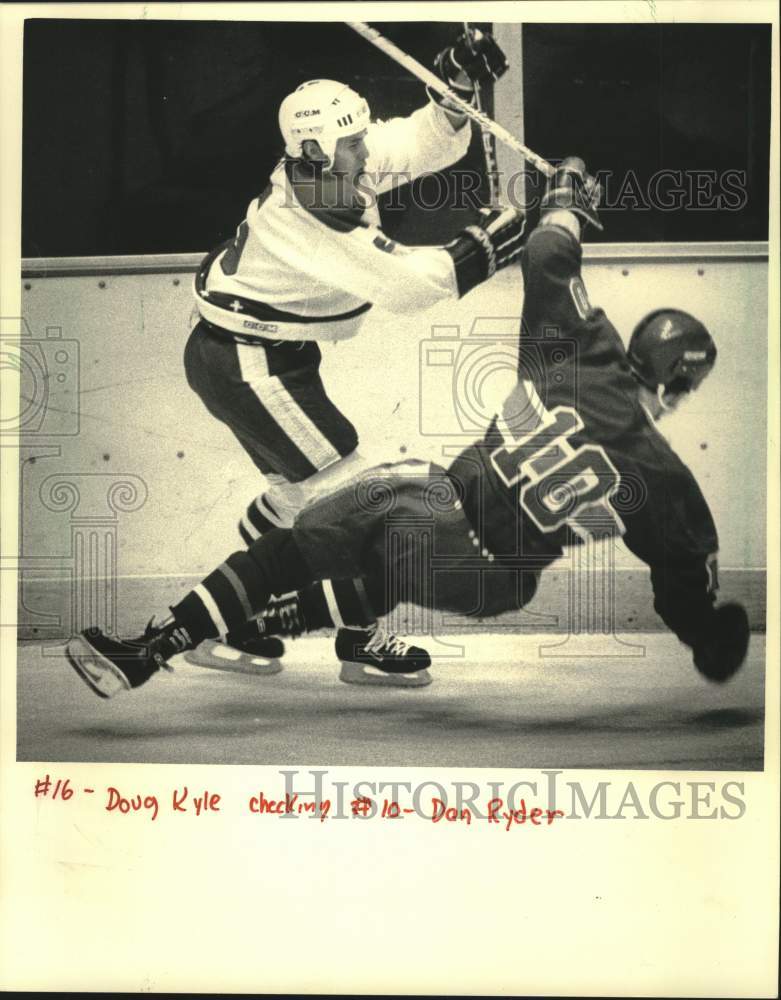 1986 Press Photo Admiral Dough Kyle checked Komet Dan Ryder - mjt20821 - Historic Images