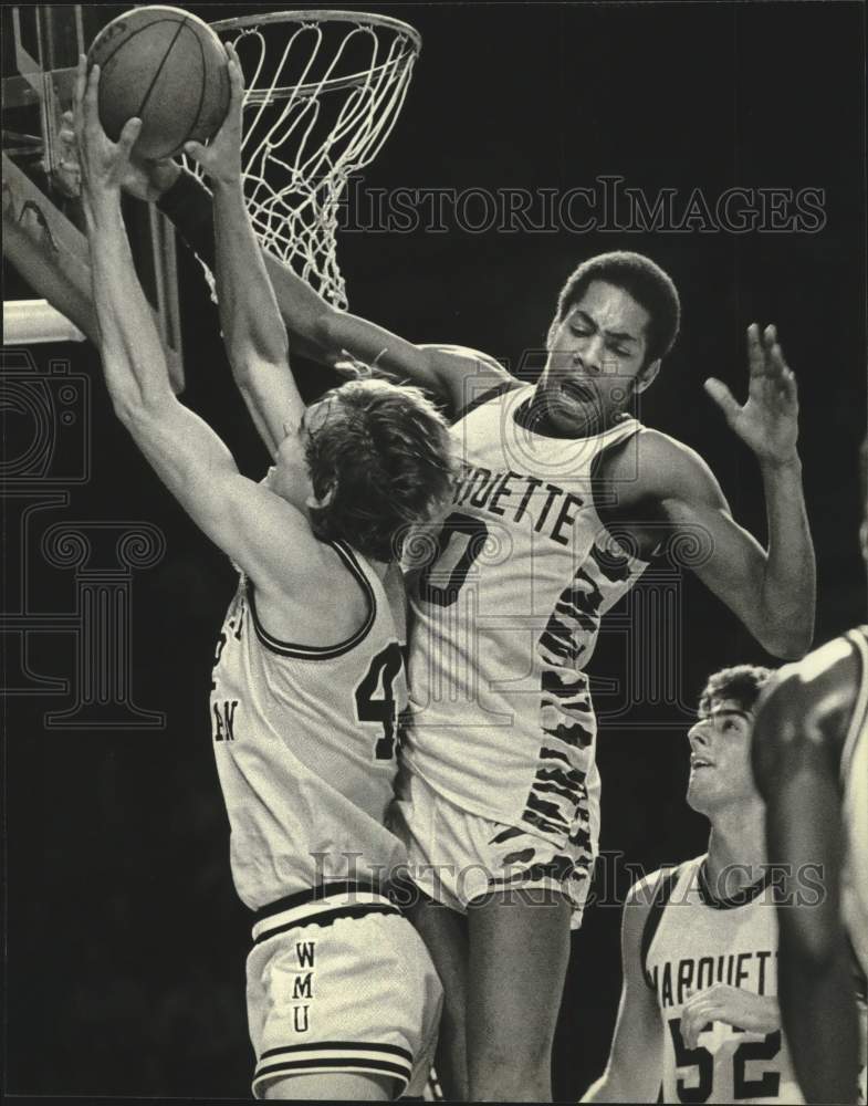 1980 Press Photo Oliver Lee Marquette's senior forward was charged with a foul.- Historic Images