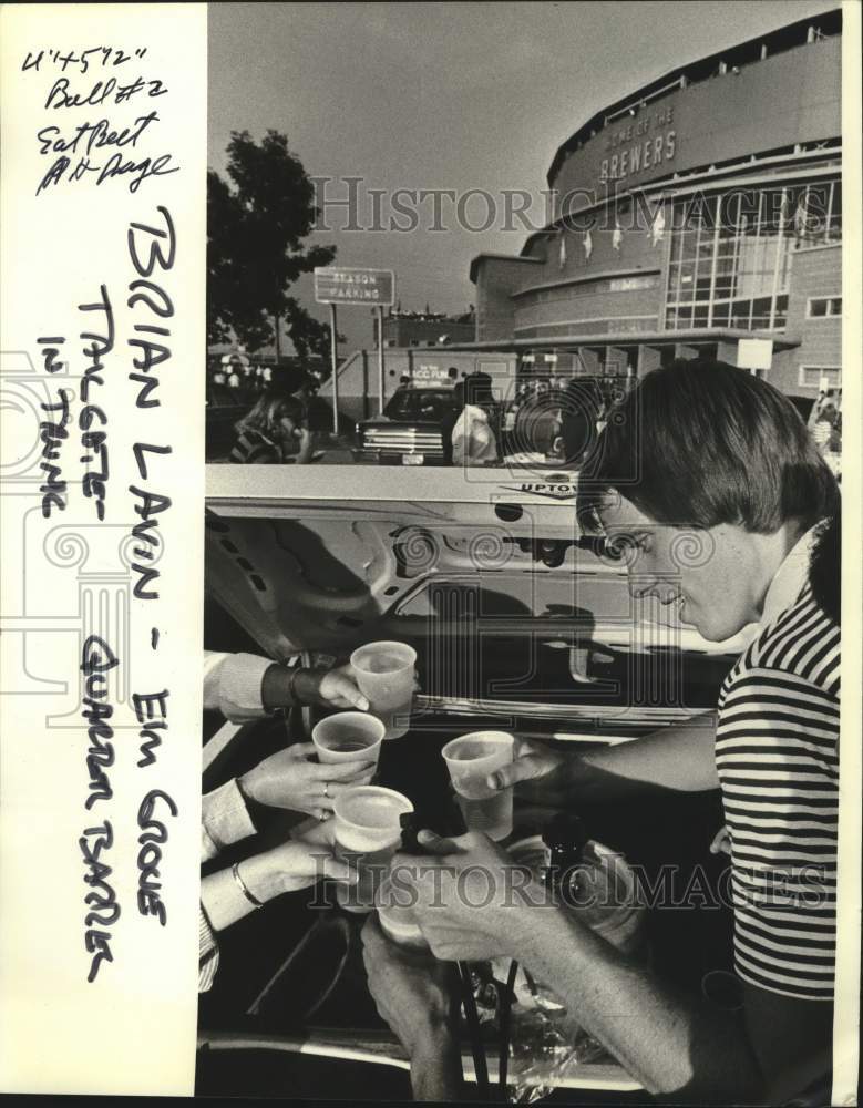 1981 Press Photo Brian Lavin tailgates in trunk. - mjt20843 - Historic Images