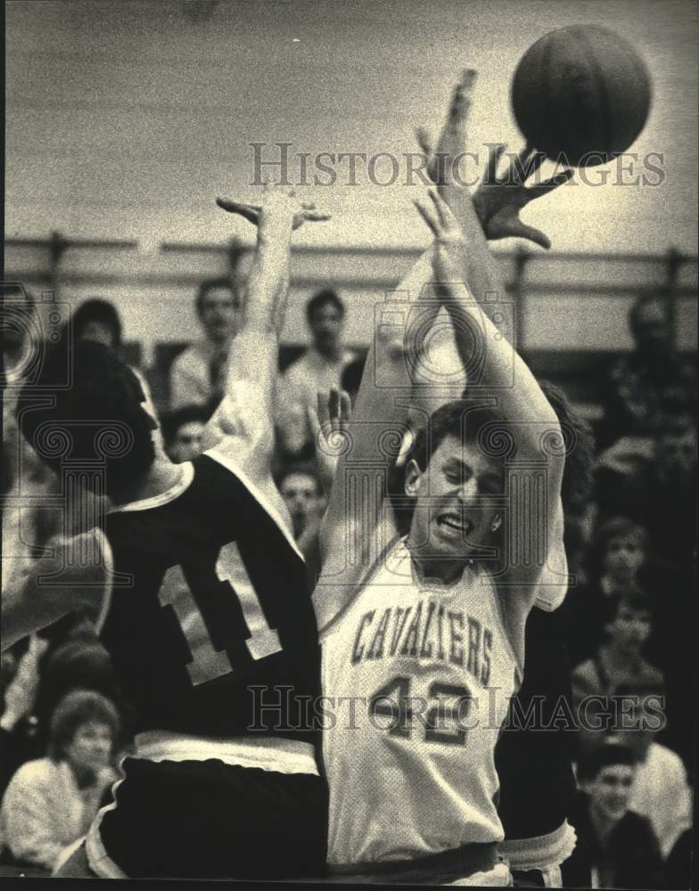 1988 Press Photo Marquette&#39;s John Martinez knocked ball away from Jim Matel - Historic Images