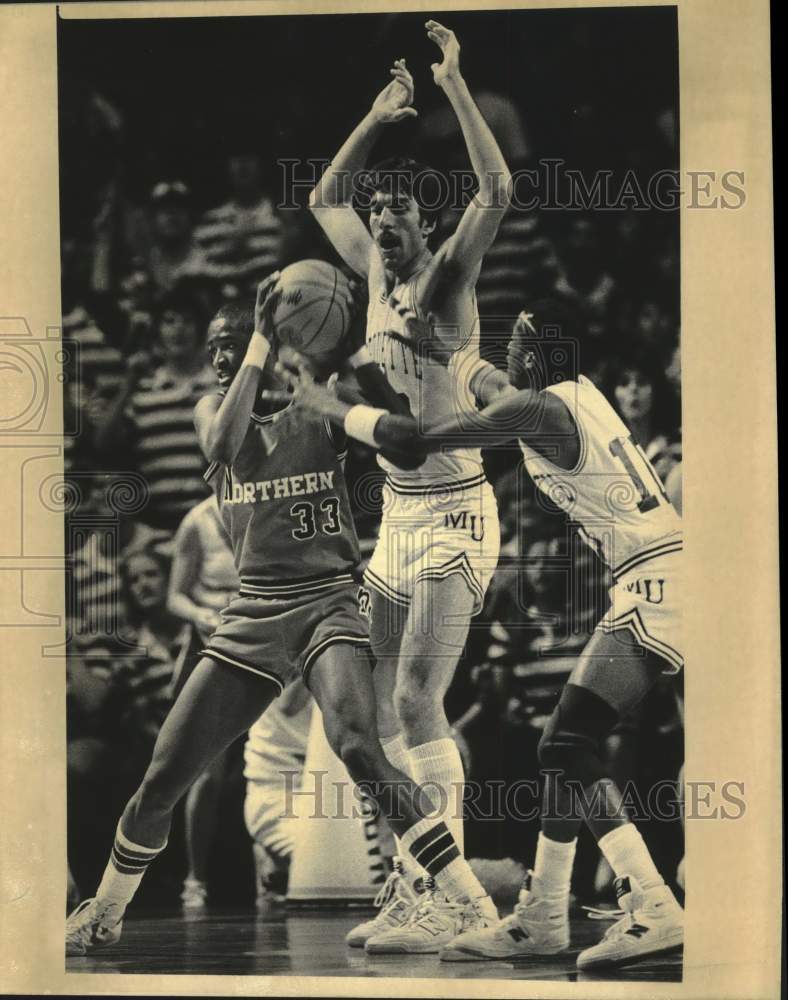 1984 Press Photo Kenny Battle confronted by Marquette's Mike Davis & Robert Hall - Historic Images