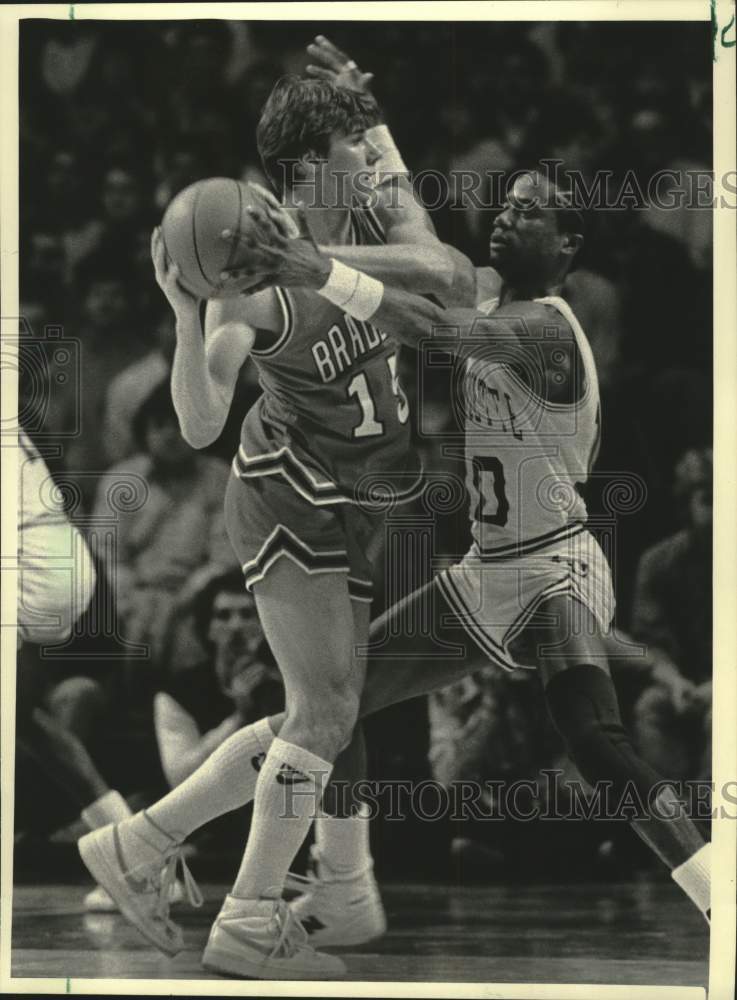 1985 Press Photo Marquette&#39;s Robert Hall defends Bradley&#39;s Jim Les - mjt20891 - Historic Images