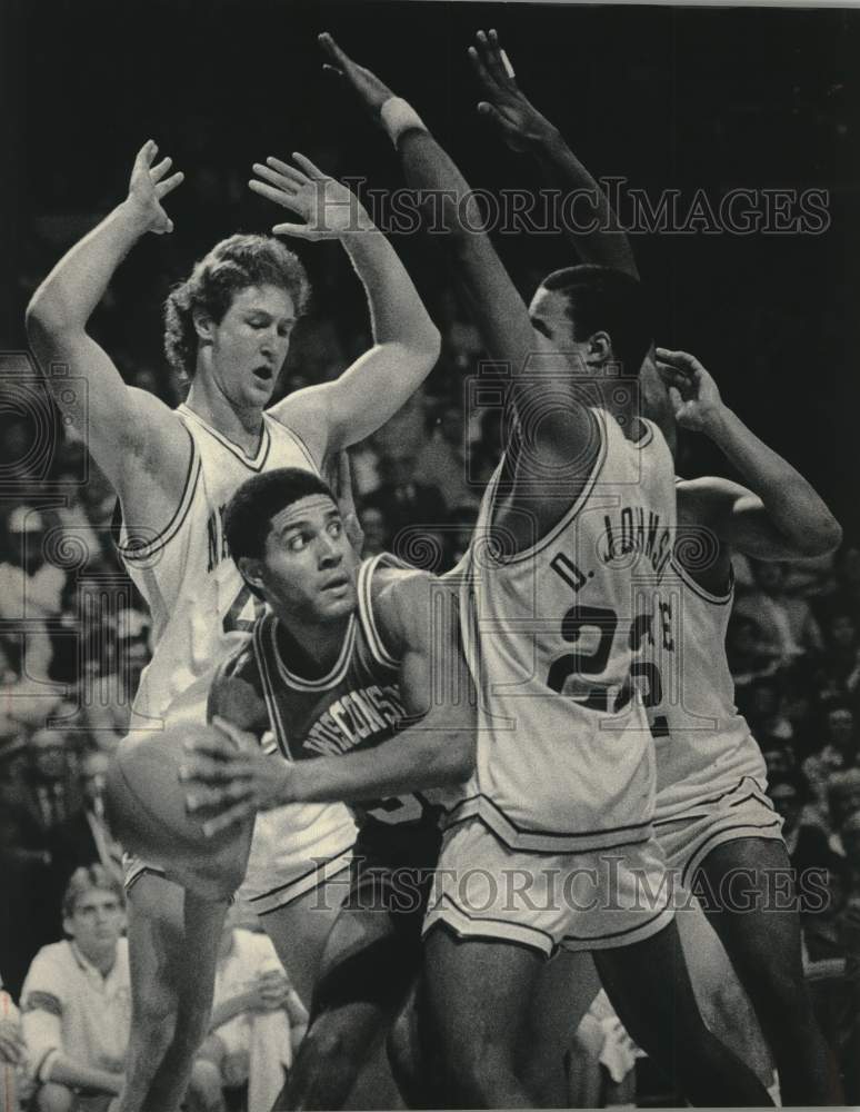 1984 Press Photo Wisconsin&#39;s Cory Blackwell is surrounded by Marquette players.- Historic Images