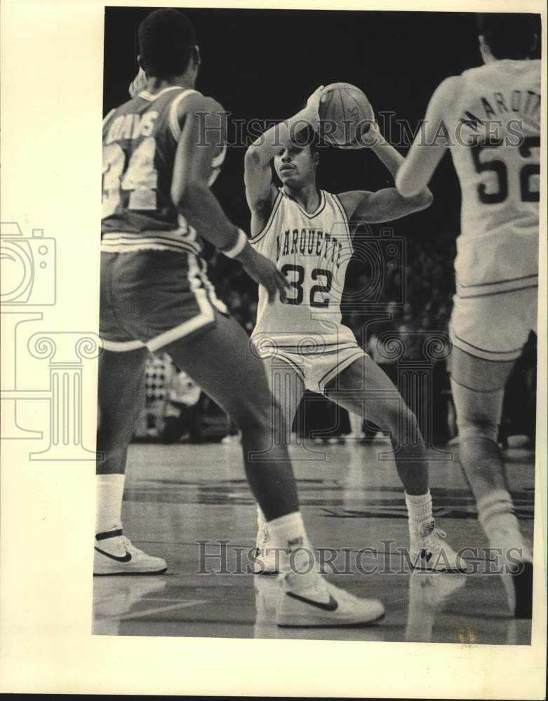 1983 Press Photo Marquette&#39;s Kerry Trotter tries to move ball on Minnesota team- Historic Images