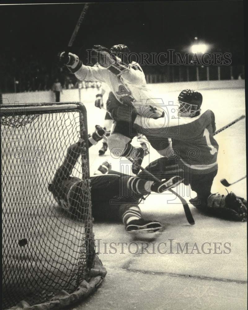 1980 Press Photo Milwaukee&#39;s Doug Robb scores goal on Kalamazoo&#39;s defense- Historic Images