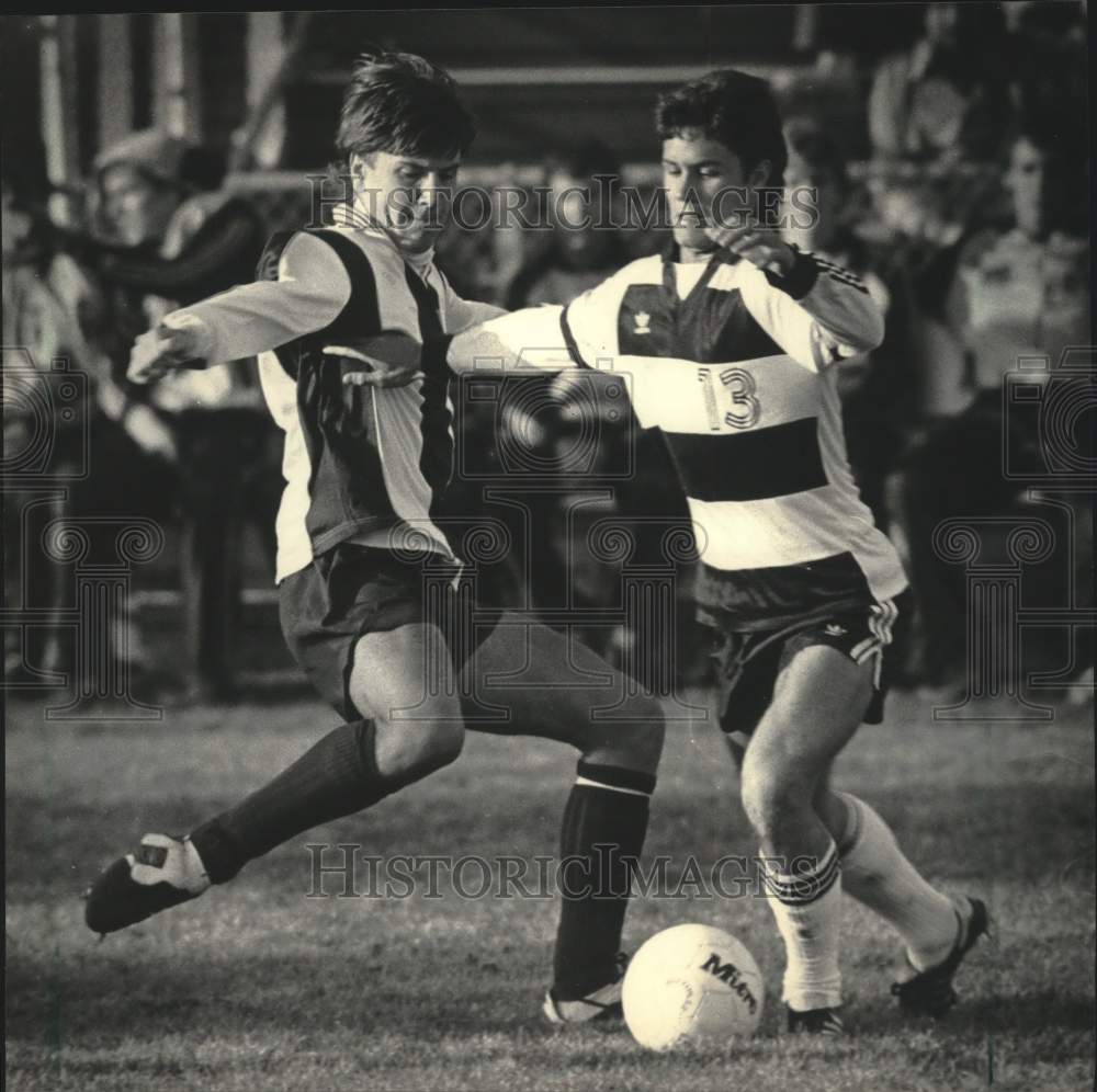 1985 Press Photo Wisconsin-Madison's Jeff Rohrman after ball with Scott Hines - Historic Images