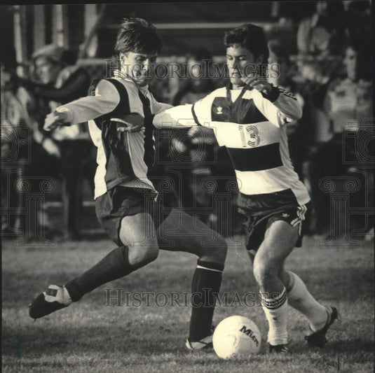1985 Press Photo Wisconsin-Madison's Jeff Rohrman after ball with Scott Hines - Historic Images