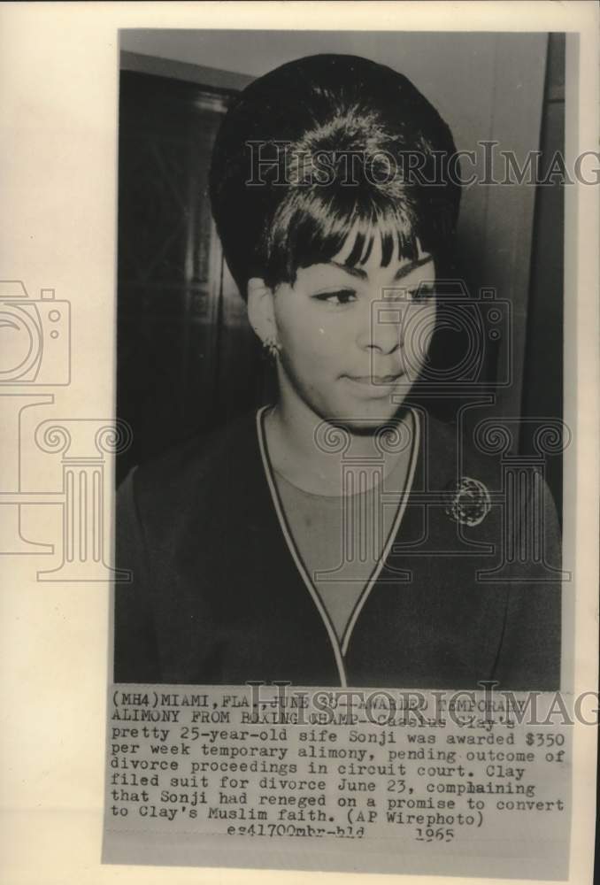 1965 Cassius Clay's wife Sonji awarded temporary alimony. - Historic Images