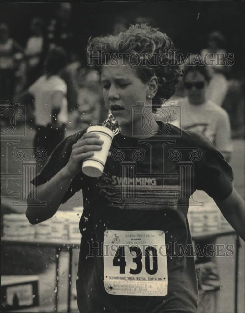 1987 Press Photo Nicole Tesmer, 13, got a drink of water on the run in Triathlon- Historic Images