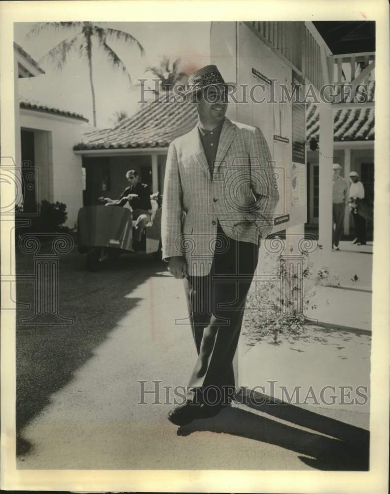 1956 Golf Great Sam Snead Models Lightweight Coat With Porous Fabric - Historic Images