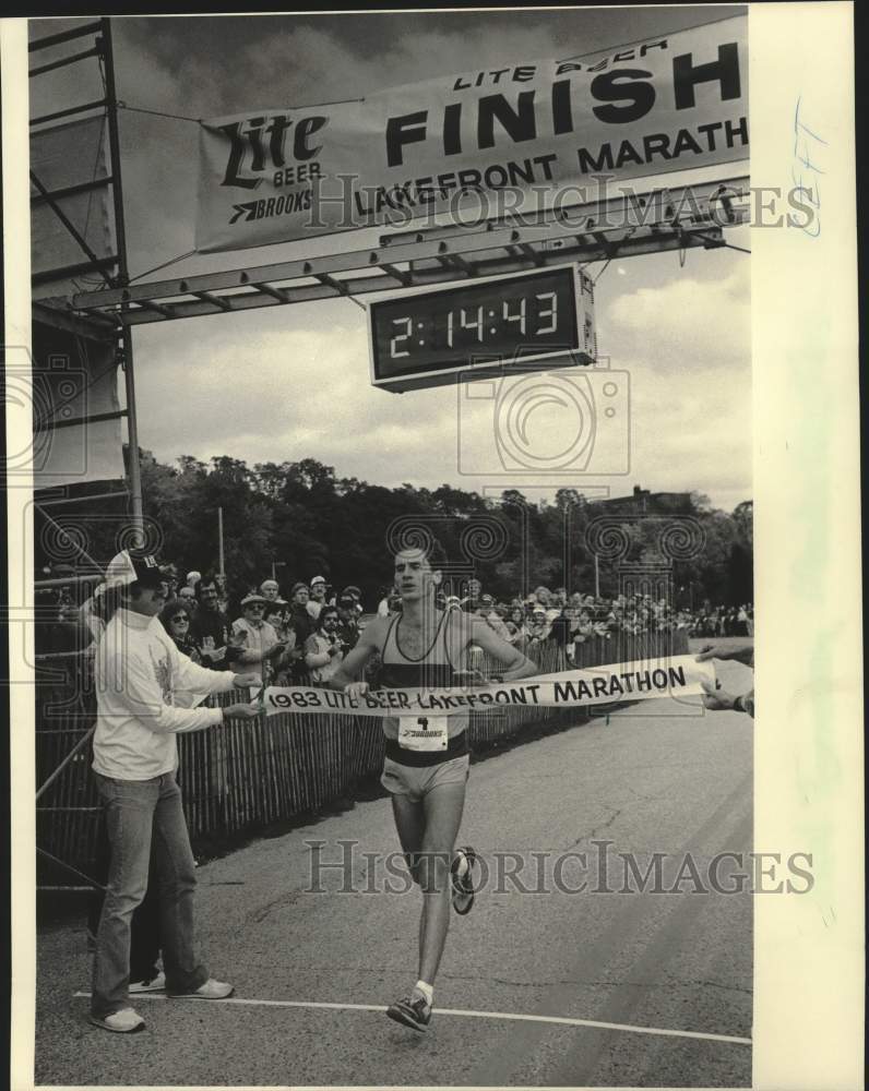 1983 Press Photo Fred Tornedon Runs Through Finish Line At Lakefront Marathon - Historic Images