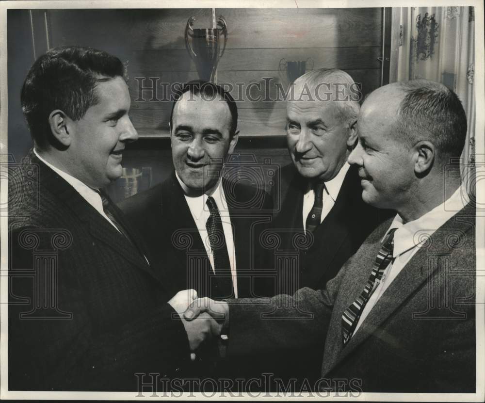 1959 Press Photo State golf leaders and rivals give well wishes to Tom Veech (L) - Historic Images