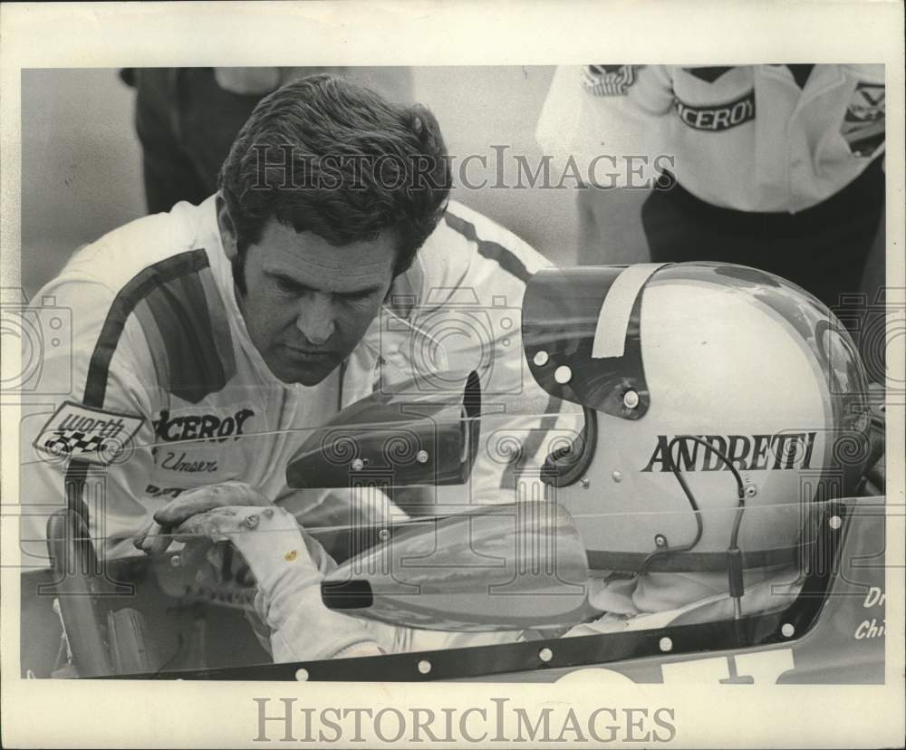 1975 Press Photo Race Driver Al Unser Talks With Teammate Mario Andretti - Historic Images