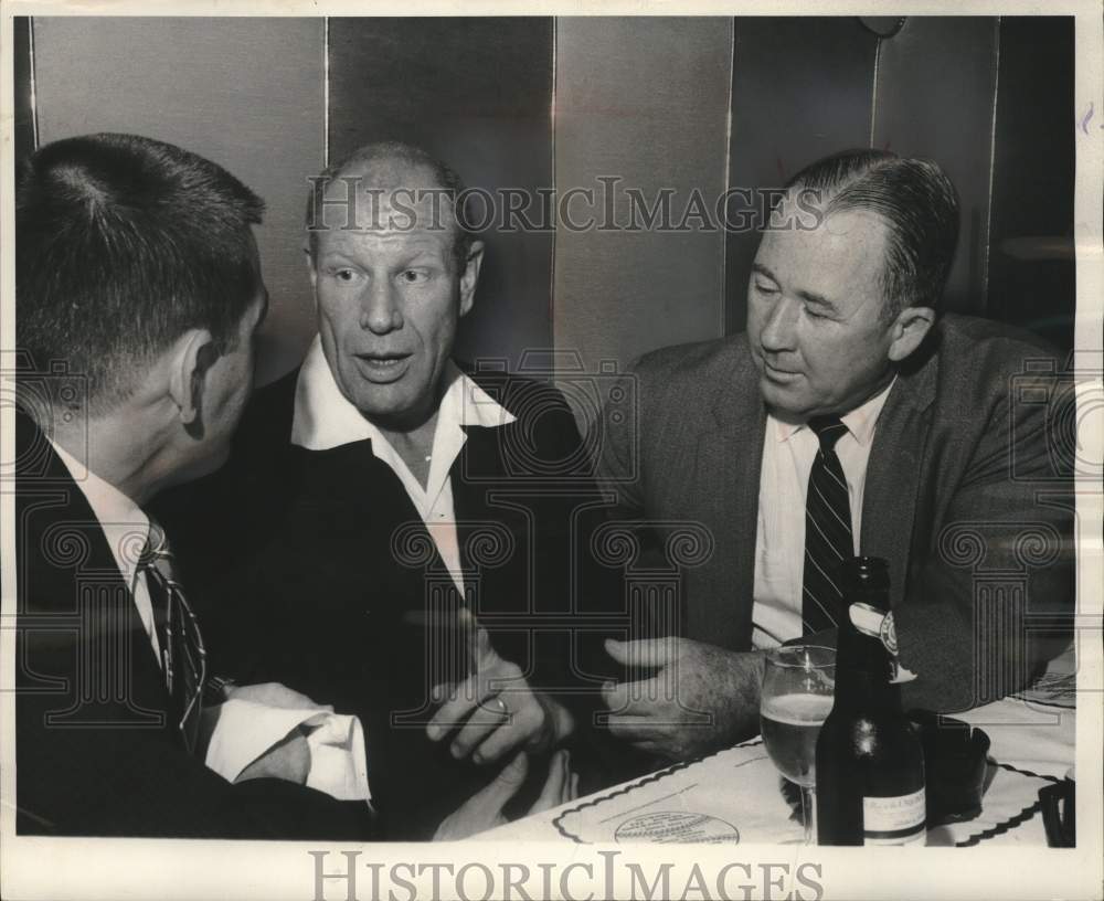 1959 Bill Veeck attends dinner at  World Series Club of Milwaukee - Historic Images