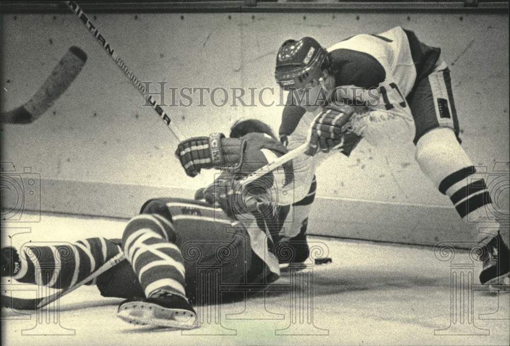 1984 Press Photo Chris Tanguay of Milwaukee tried to keep Peoria away from puck.- Historic Images