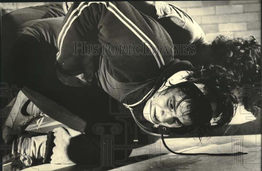 1981 Press Photo Marquette's Ron Alba, 119-pound senior wrestles during practice- Historic Images