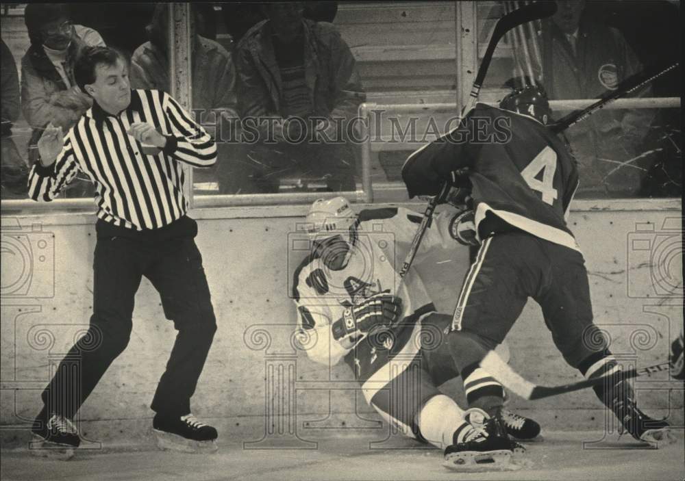 1987 Press Photo Official taken aback by check Don Perkins got on the Admirals.- Historic Images