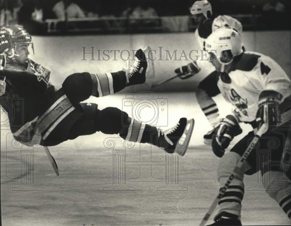 1990 Press Photo Admirals' Ian Kidd sends Peoria's Richard Pion to the ice. - Historic Images