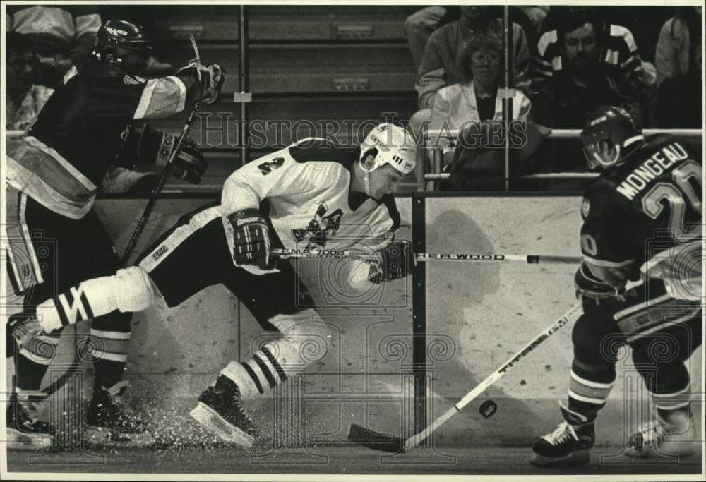 1990 Press Photo Admirals&#39; Curtis Hunt is tripped as he battles for puck - Historic Images