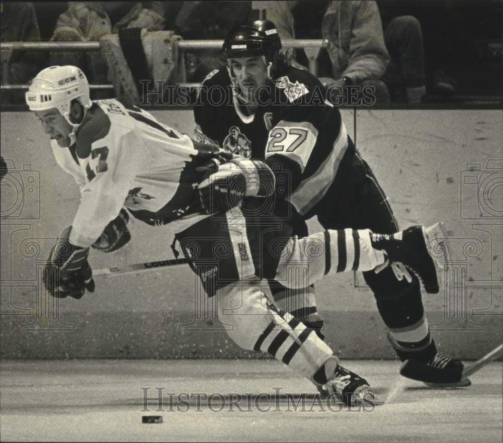 1990 Press Photo Indianapolis Jim Playfair pulls down the Admirals&#39; Peter DeBoer - Historic Images