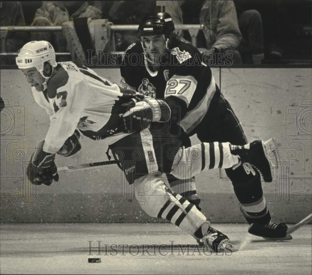 1990 Press Photo Indianapolis Jim Playfair pulls down the Admirals' Peter DeBoer - Historic Images