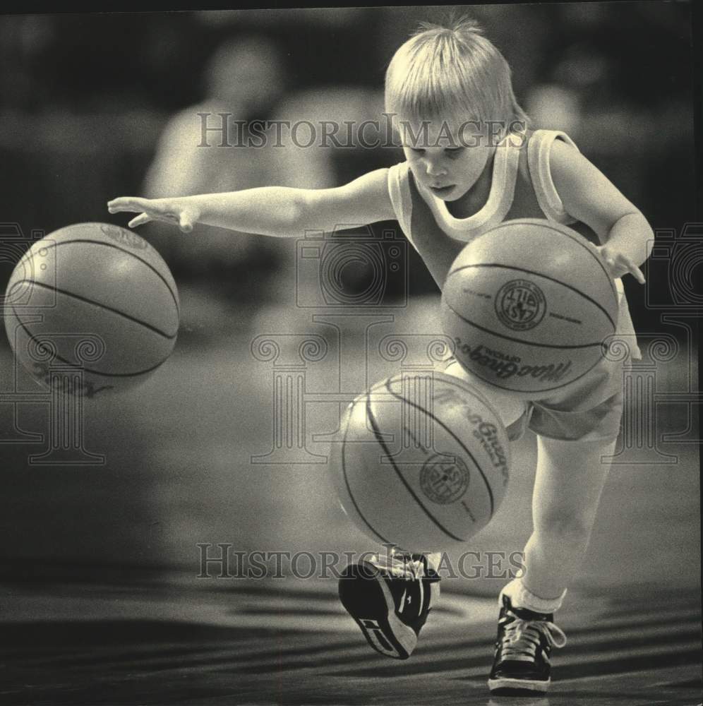 1987 Press Photo Israel Ingle Performs During Halftime Show Game At The Arena - Historic Images