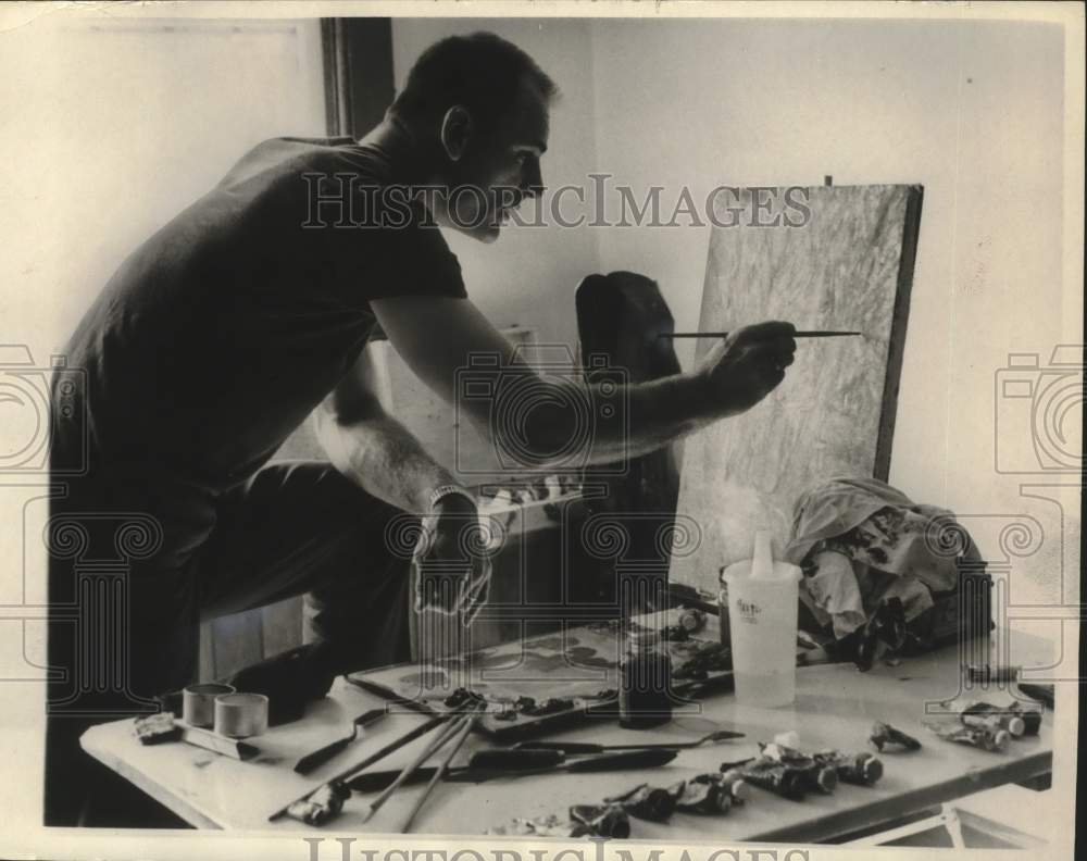 1965 Press Photo Syracuse&#39;s football coach, Jim Ridlon, paints for a hobby. - Historic Images