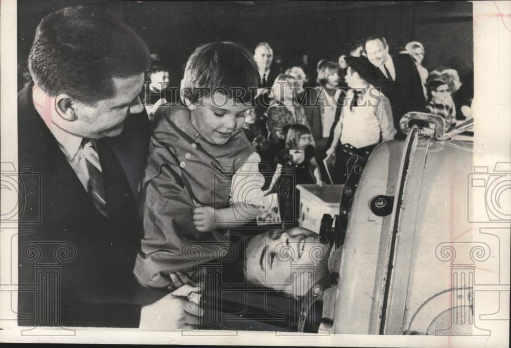 1965 Rick Reichardt spent 39 minutes in iron lung for March of Dimes - Historic Images