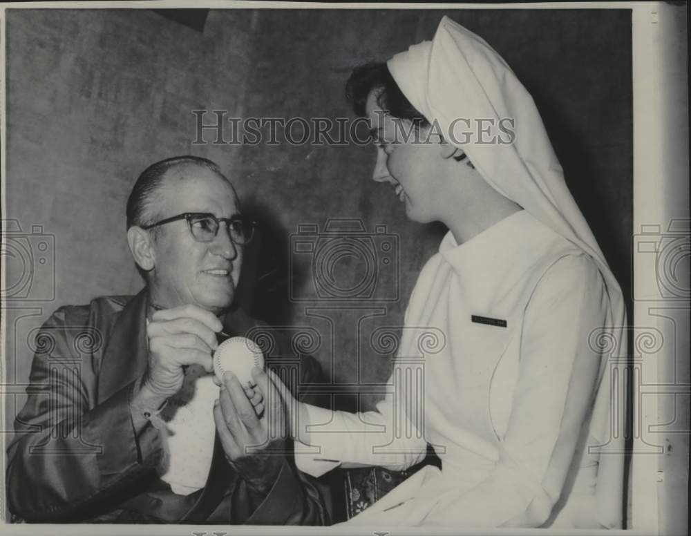 1968 Press Photo Al Lopez signed a baseball for a nurse in Chicago hospital. - Historic Images