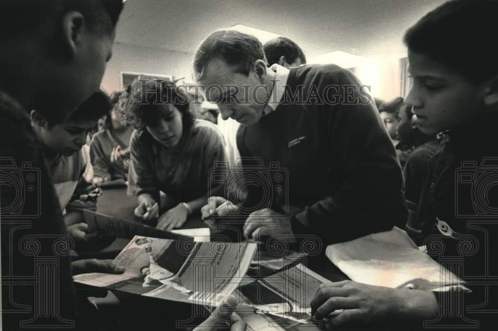 1990 Press Photo Tom Trebelhorn Signs Autographs After Speaking To Students- Historic Images