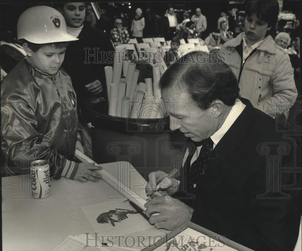 1989 Press Photo Tom Trebelhorn Autographs A Poster At Mayfair Mall In Wauwatosa - Historic Images