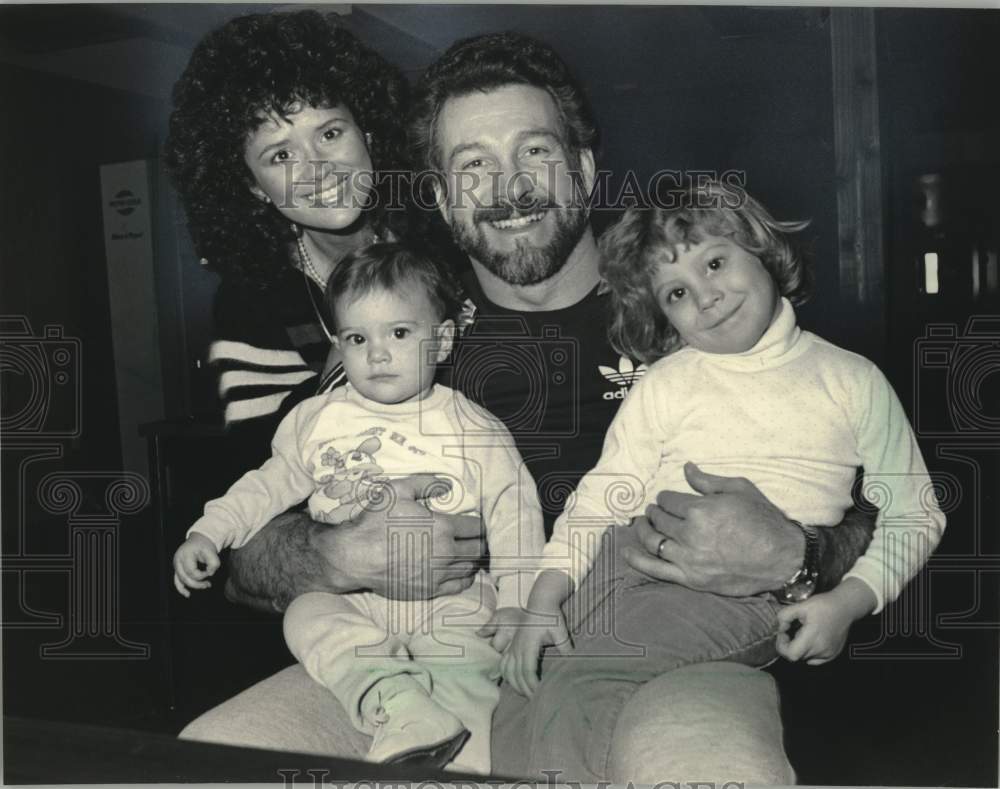 1986 Press Photo Ken Patera with his wife, Nancy, and children Emilie &amp; Natalie. - Historic Images