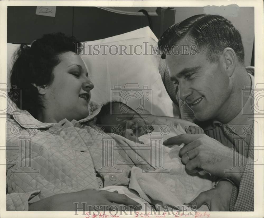 1954 Press Photo Lew Burdette With Wife And Baby Daughter At County Hospital - Historic Images