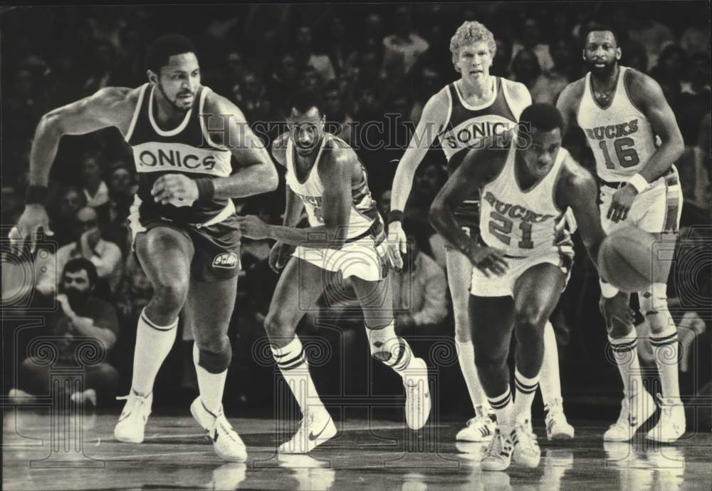 1982 Press Photo Quinn Buckner Leads Bucks Fast Break Against The Sonics - Historic Images