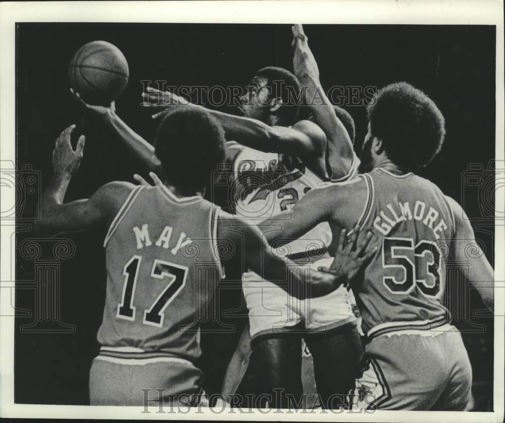 1977 Press Photo Milwaukee Bucks&#39; Quinn Buckner with the ball - mjt21356- Historic Images