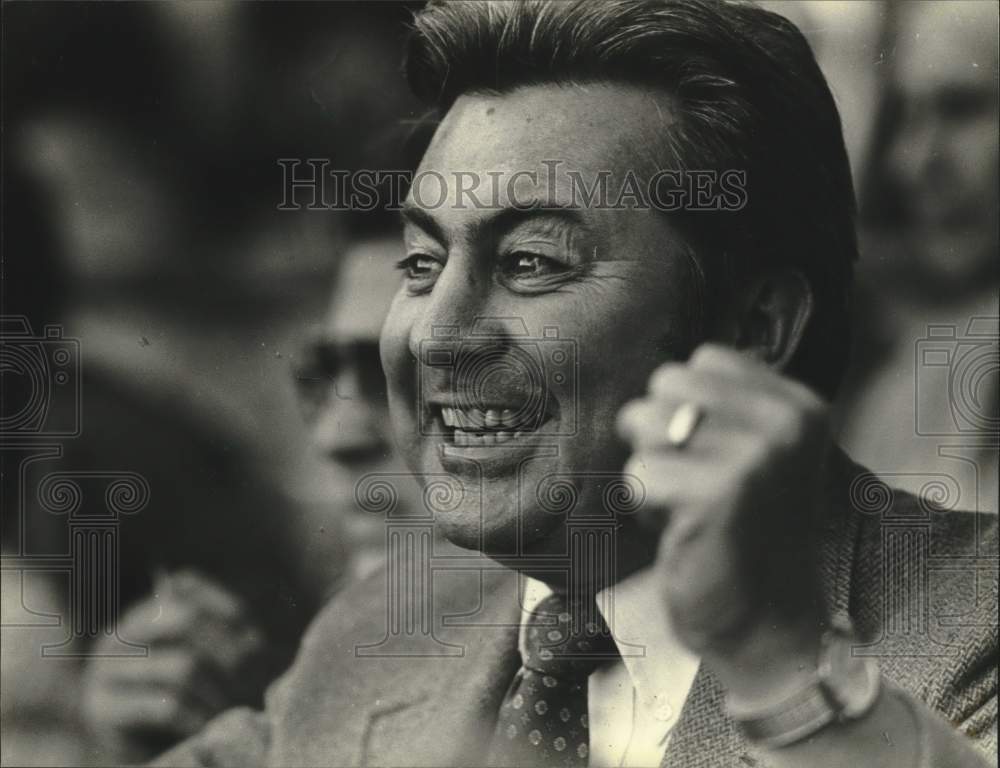 1982 Press Photo Paul Moliter's Father Shakes Fist In Support Of Brewers- Historic Images