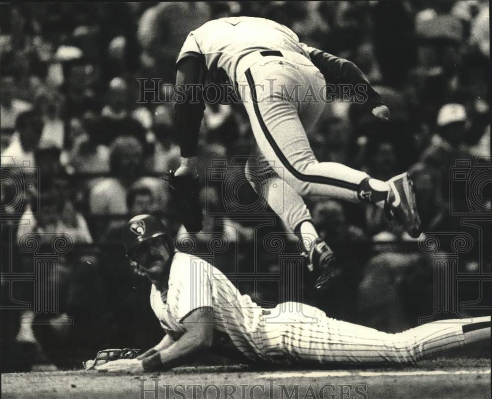 1990 Press Photo Jim Abbott Stumbles Over Robin Yount Who Slides Home Safely - Historic Images