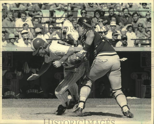 1984 Press Photo Jerry Willard Tags Out Milwaukee's Roy Howell At County Stadium- Historic Images