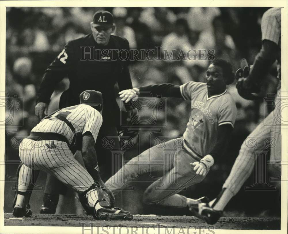 1985 Press Photo Charlie Moore Tags Out Lloyd Moseby At County Stadium- Historic Images