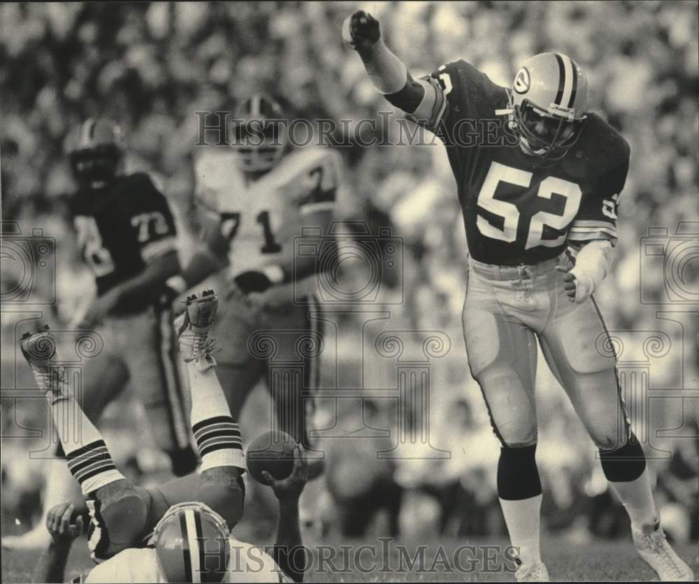 1983 Press Photo George Cumby Celebrates Sacking Brian Sipe At Lambeau Field - Historic Images