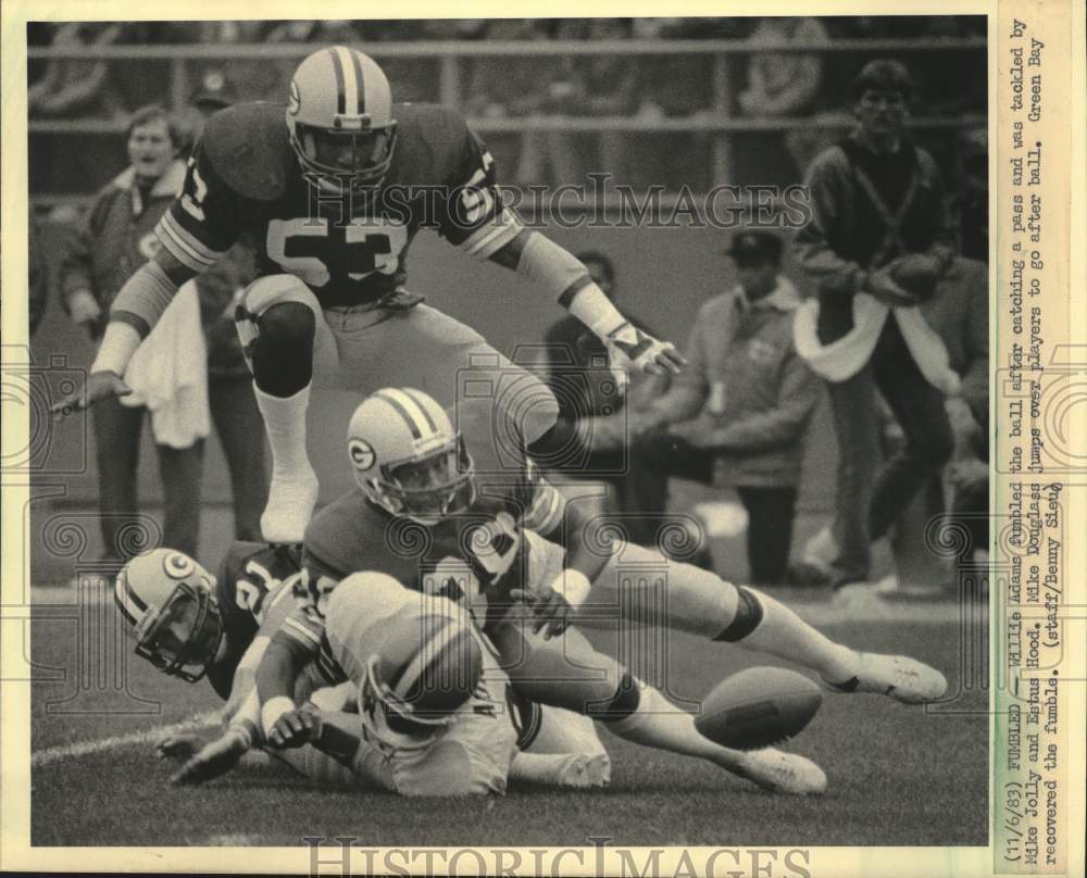 1983 Press Photo Willie Adams Fumbles Ball And Is Tackled By Jolly And Hood - Historic Images