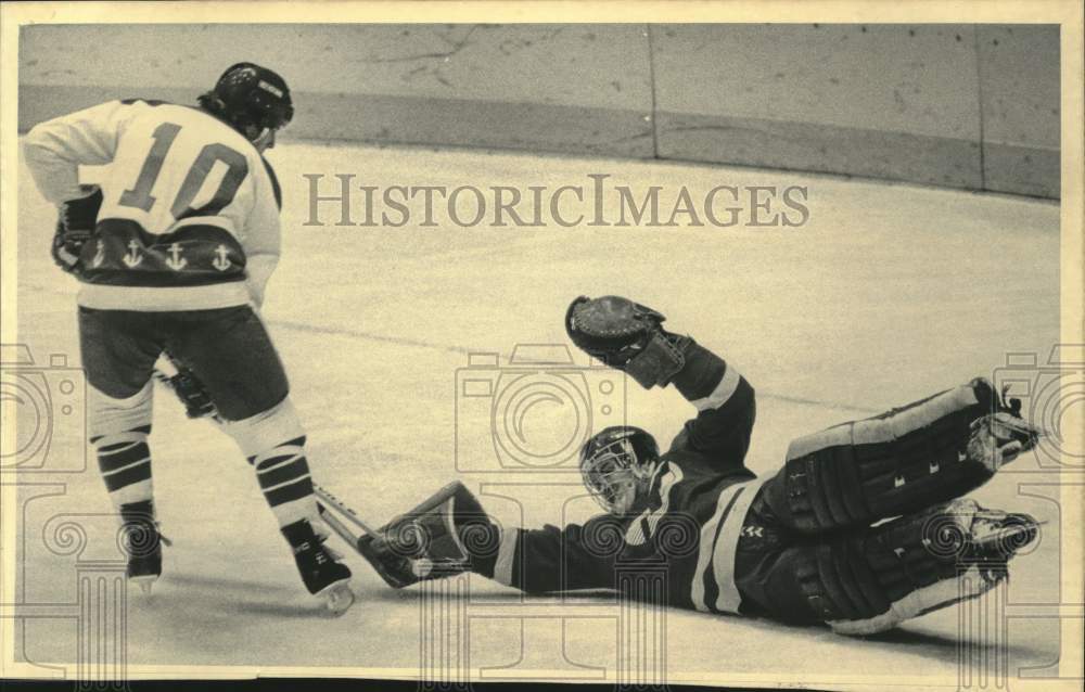 1983 Press Photo Goalie Rich Sirois fails to make a save in Admirals hockey game- Historic Images