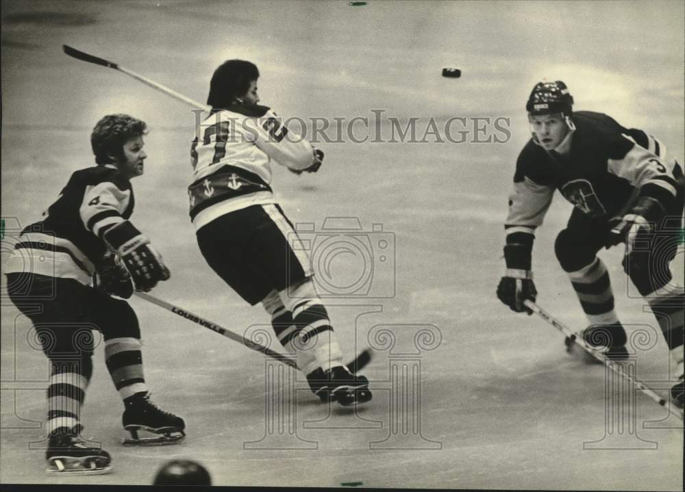 1982 Press Photo Milwaukee&#39;s Daniel Lecours Skates Between Flint&#39;s Defensemen- Historic Images