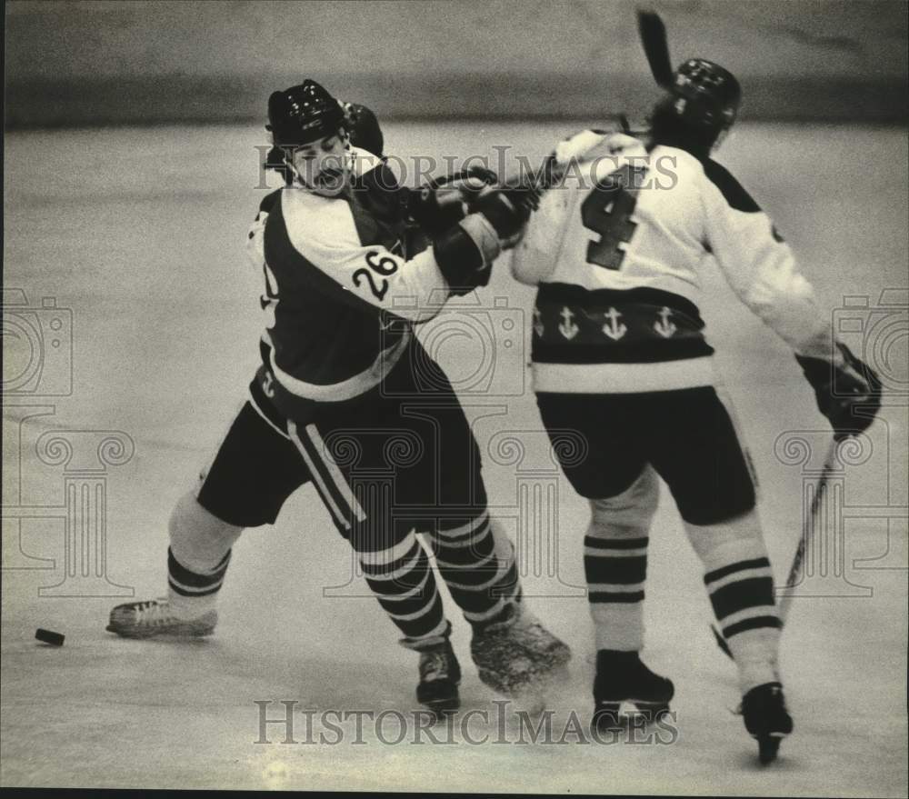 1981 Press Photo Milwaukee&#39;s Bruce McKay Tries to Avoid Kevin Schamehorn&#39;s Stick - Historic Images